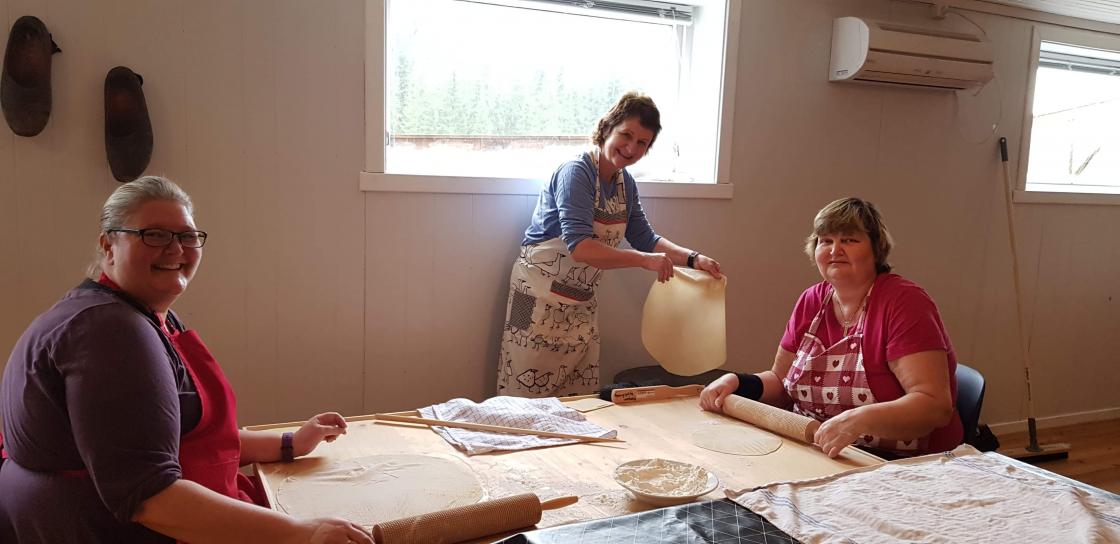 Randi og randi lærar kunsten å laga Vossakling av Liv Spilde   foto: Aud-Marit Netteland