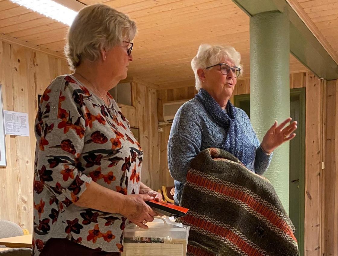 Helga og Alette med Sandsværteppe