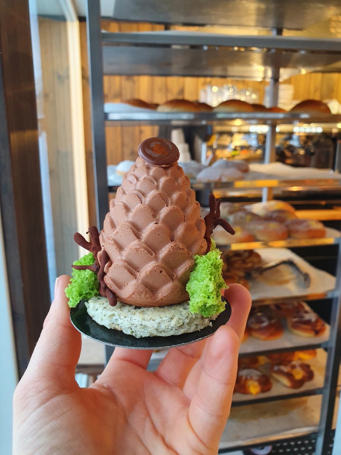 Signaturkake: Sjokoladekonglen på en bunn av gresskarmarengs har fyll av solbær. Foto: Ingelsrud konditori.