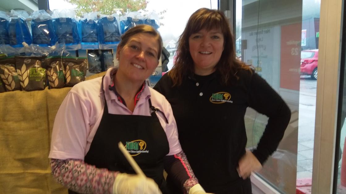 Ane og Marit serverer byggsalat på høstmarked på Auli