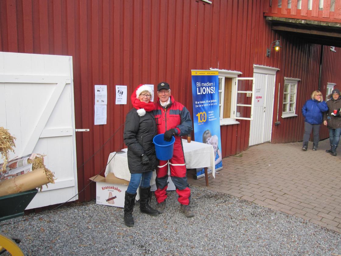 Åse og Jan fra Lions solgte lodd