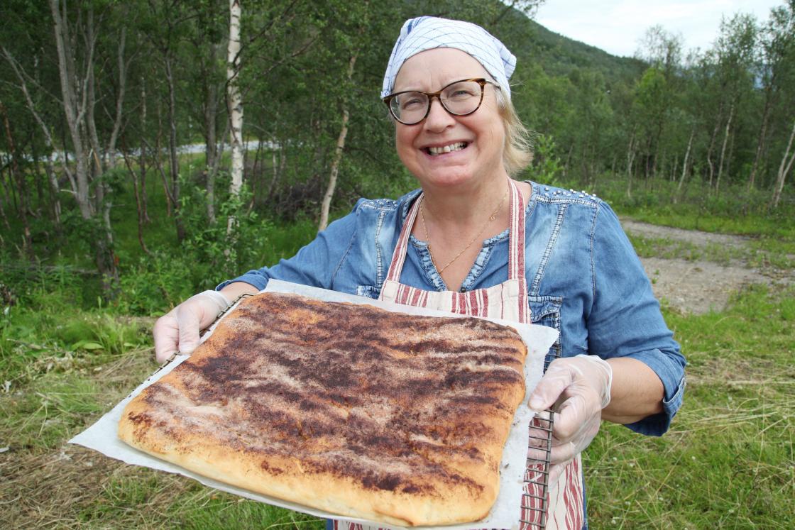 Åshild Karlstrøm Rundhaug med en tradisjonell kvensk kake. Foto:  Arne Hauge/Ruijan Kaiku.