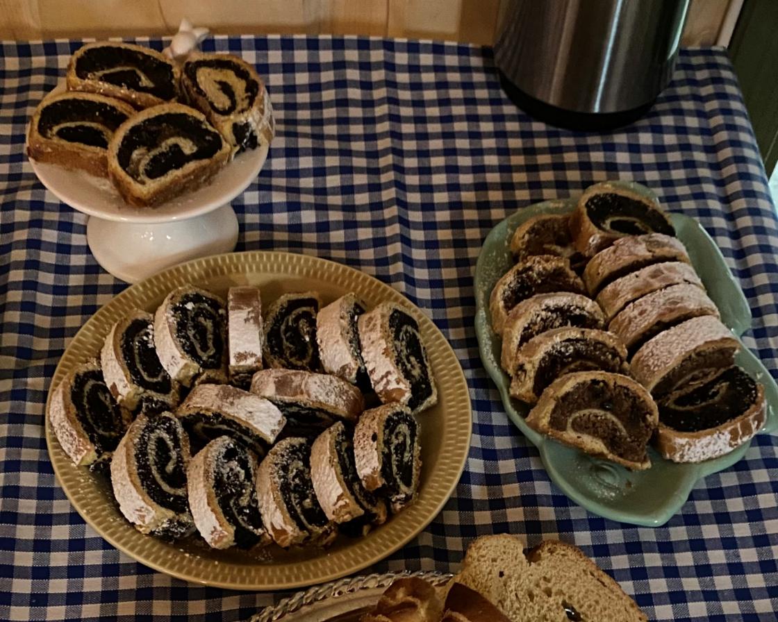 Baigli med valnøtter og rosiner og baigli med valmuefrø og rosiner