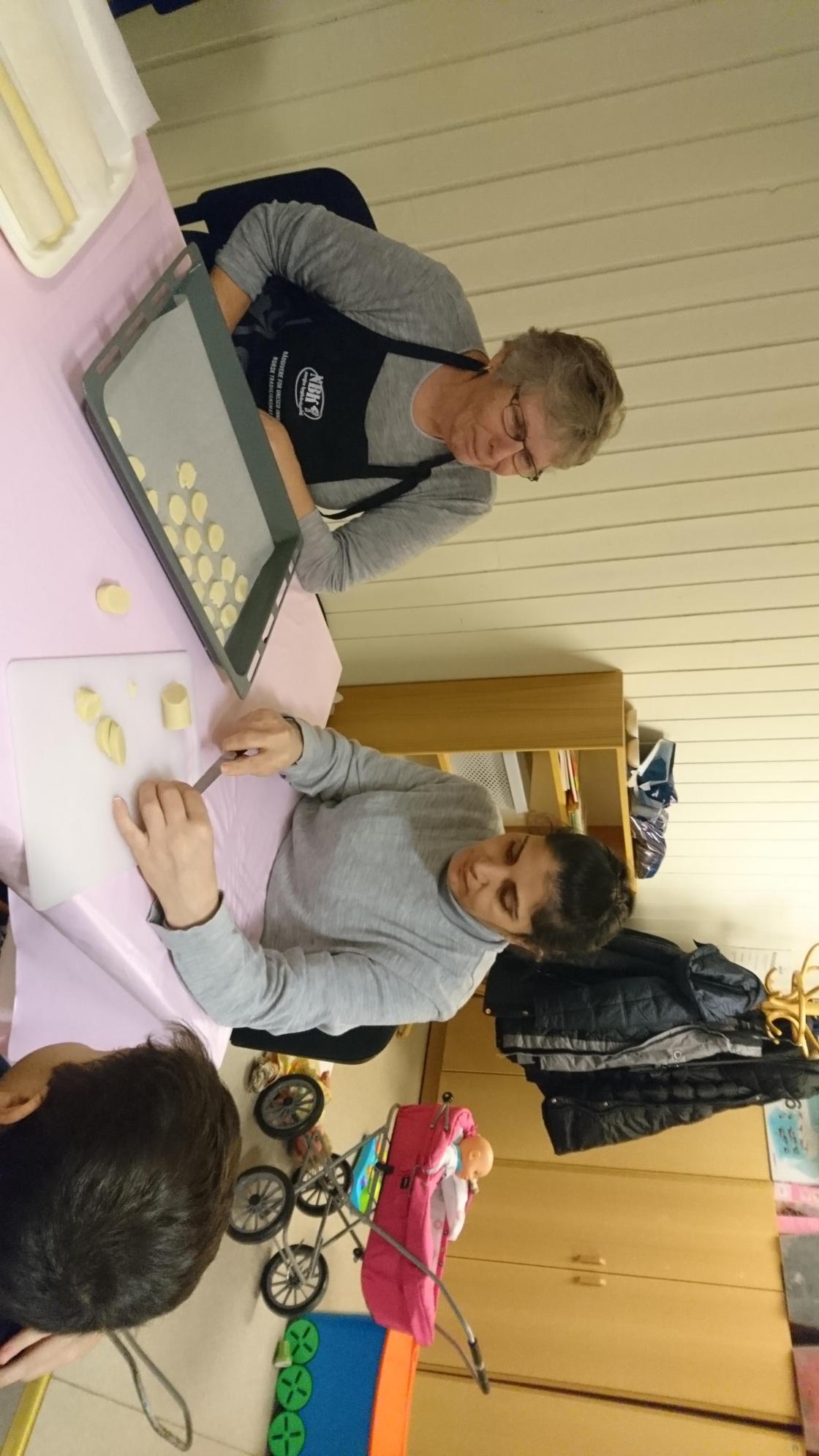 Kristine forklarer framgangsmåten for å lage tyske skiver