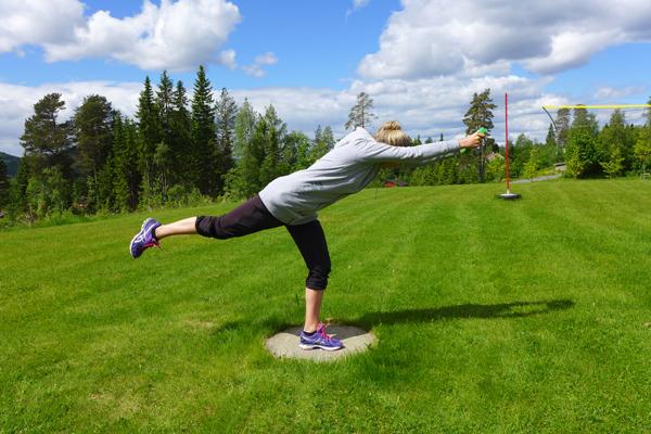 Rygg: Strekk så både armar og fot ut. Trek deg saman igjen og «gjer deg liten». 10 gonger på kvar fot x 2. Foto: May-Britt Sægrov.