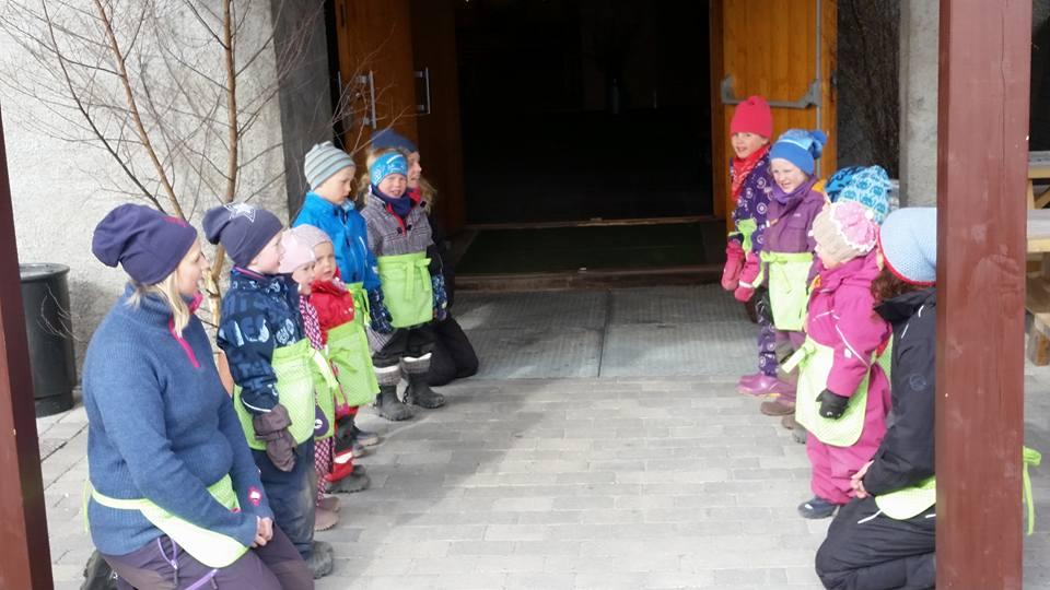 Barnehagebarn synger oss inn i Bøndenes hus