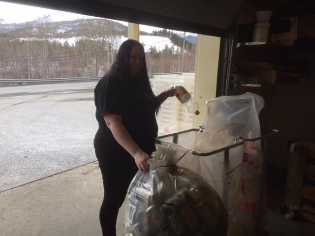 Fra Beiarn. Lise Øvernes er på jobb og rydder tomflasker på lageret.