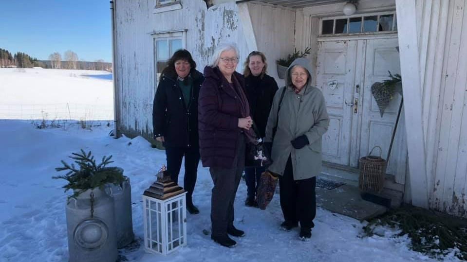 Noen besøkende utenfor butikken