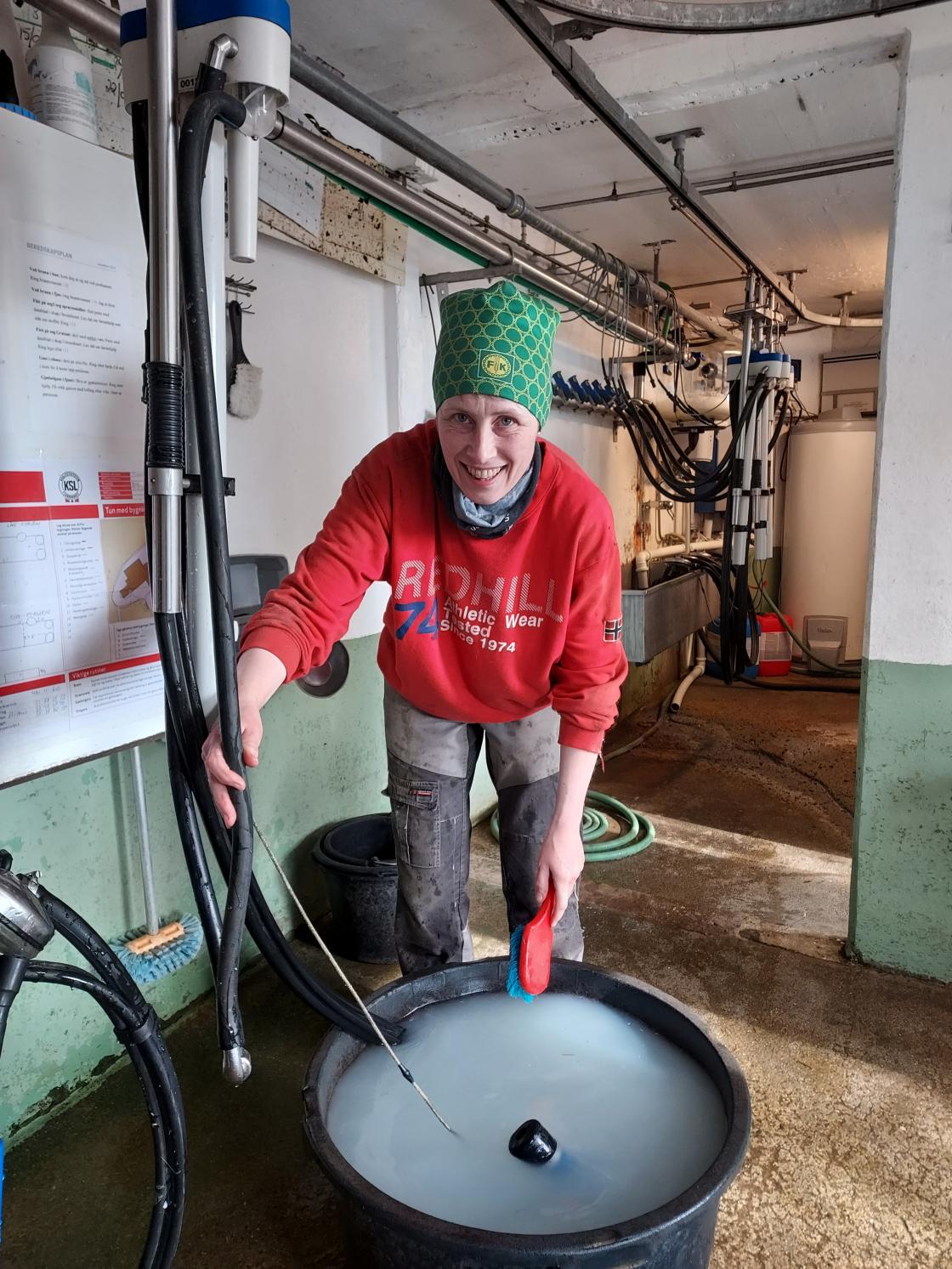 - Vi må opprettholde nasjonal selvforsyning. I dag importere vi for mye mat, mat som vi kan produsere selv. Gjennom mitt arbeid som matprodusent bidrar jeg også til annen sysselsetting og inntekter til kommunen, sier bonde Anne Frøyland Grødem. Foto: Privat
