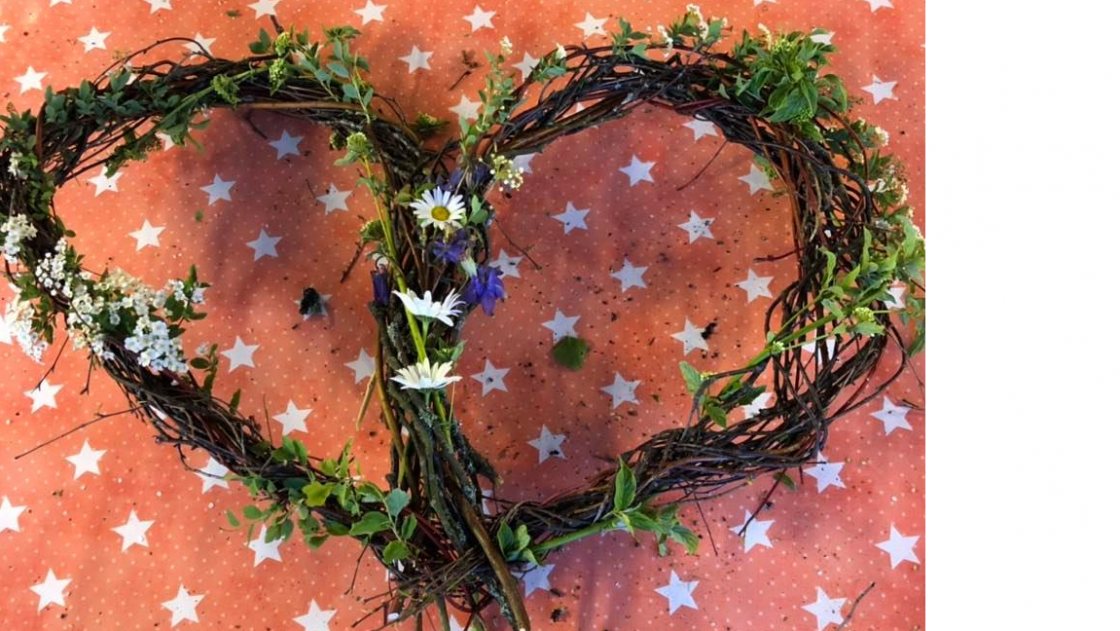 Kvisthjerte pyntet med blomster