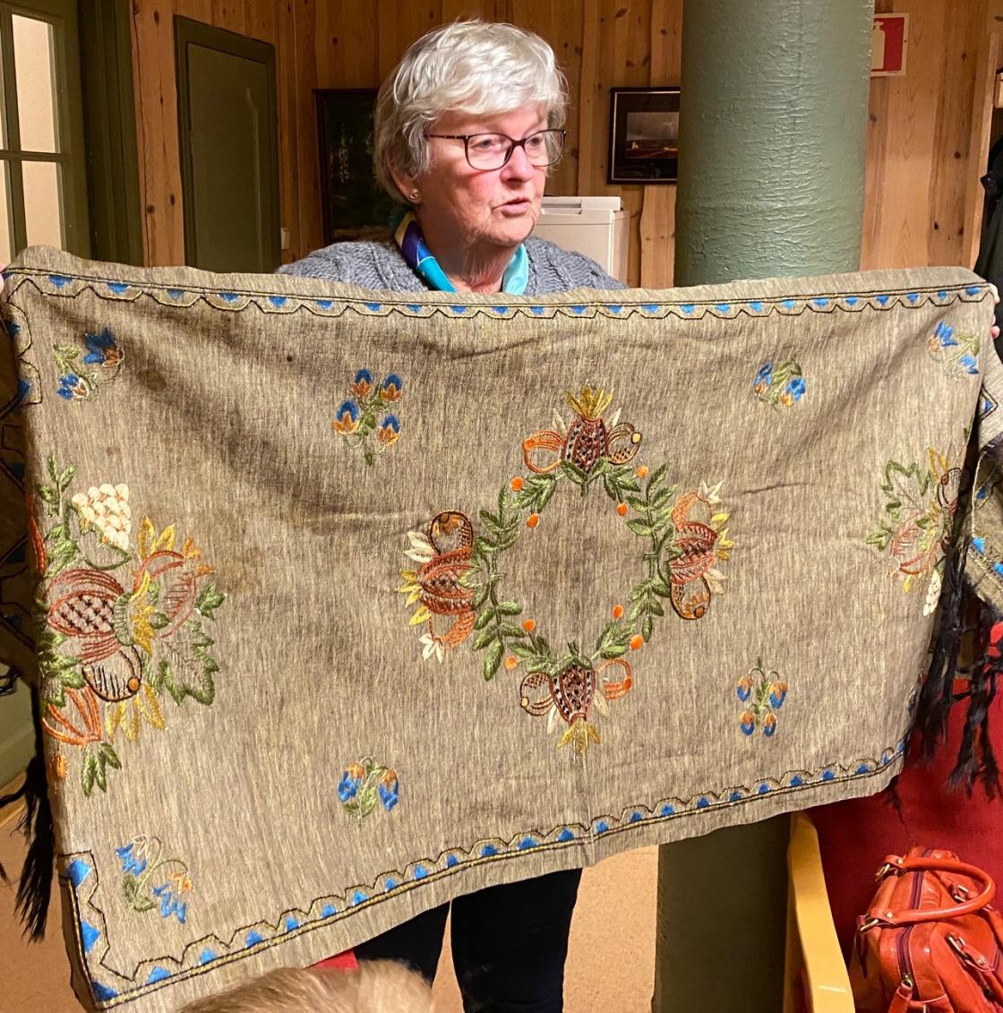 gammel brodert løper til spisebord