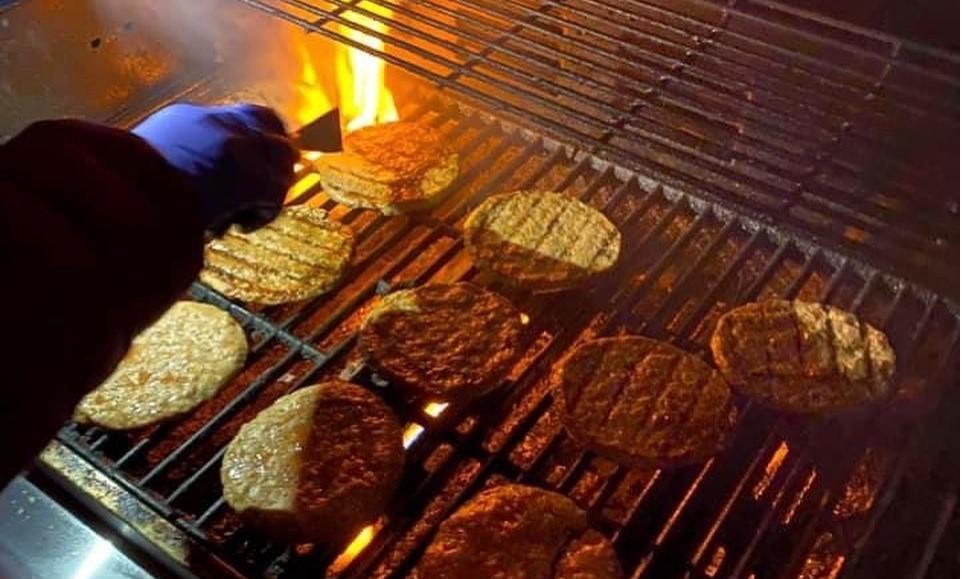 Grilling av lammeburgere