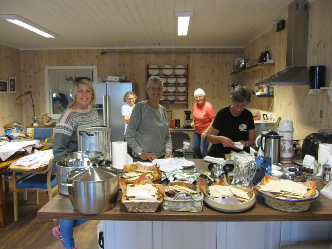 Bygdekvinnene i jobb på kjøkkenet