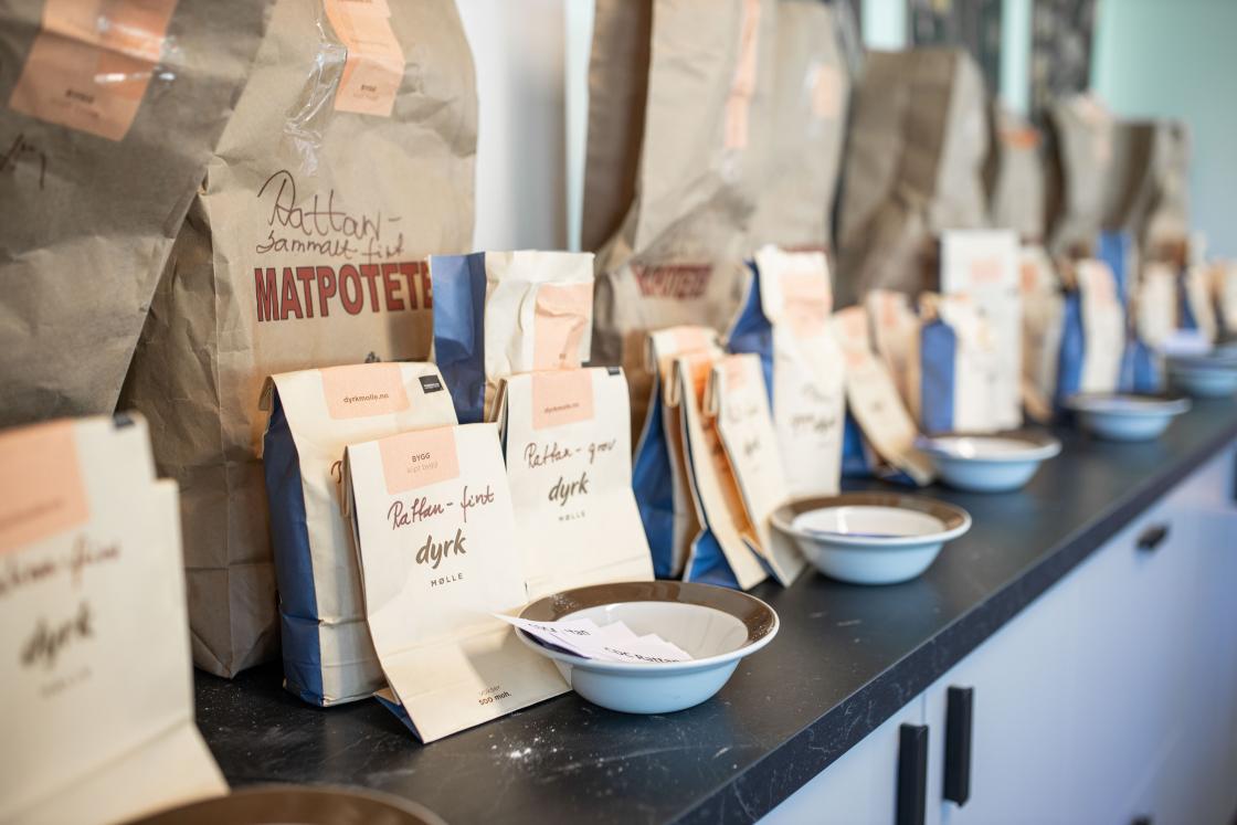 Byggmel, fra grovt til fint, samt byggryn, står klare til å bli testet ut i åtte forskjellige matretter. Foto: Øyvind Strand Endal.