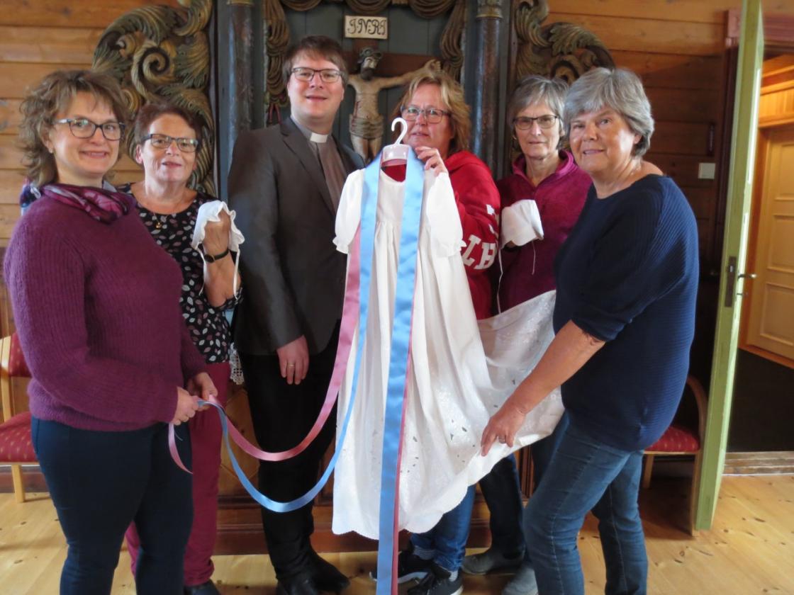 Sokneprest Magnus Grøvle Vesteraas og menighetsrådsmedlem Tove Frogner Lund flankert av representanter for bygdekvinnelagene. Fra venstre June Granberg, Anne-Margaret Herstad, Agnes H. Duserud og Inger P. Homstvedt (Foto: Trond Degnes)