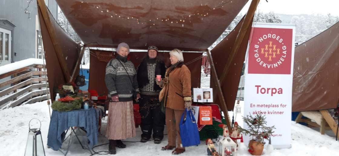 Hvert år under julemarkedet på Dokka, har Torpa Bygdekvinnelag og Nordre Land Bygdekvinnelag felles stand. Foto: Nordre Land Bygdekvinnelag.