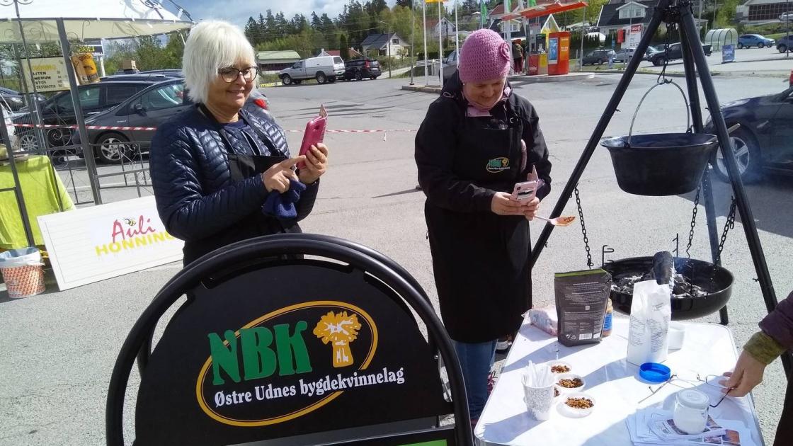 Bente og Ane dokumenterer aktiviteten