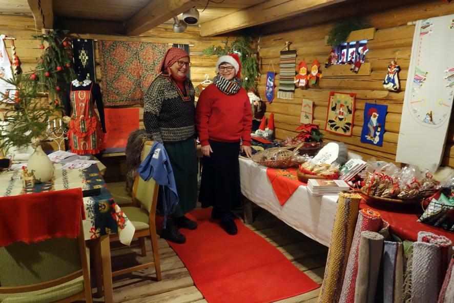 Nissevertinnene Bitten og Ingeborg har laget god julestemning, sammen med resten av flokken..