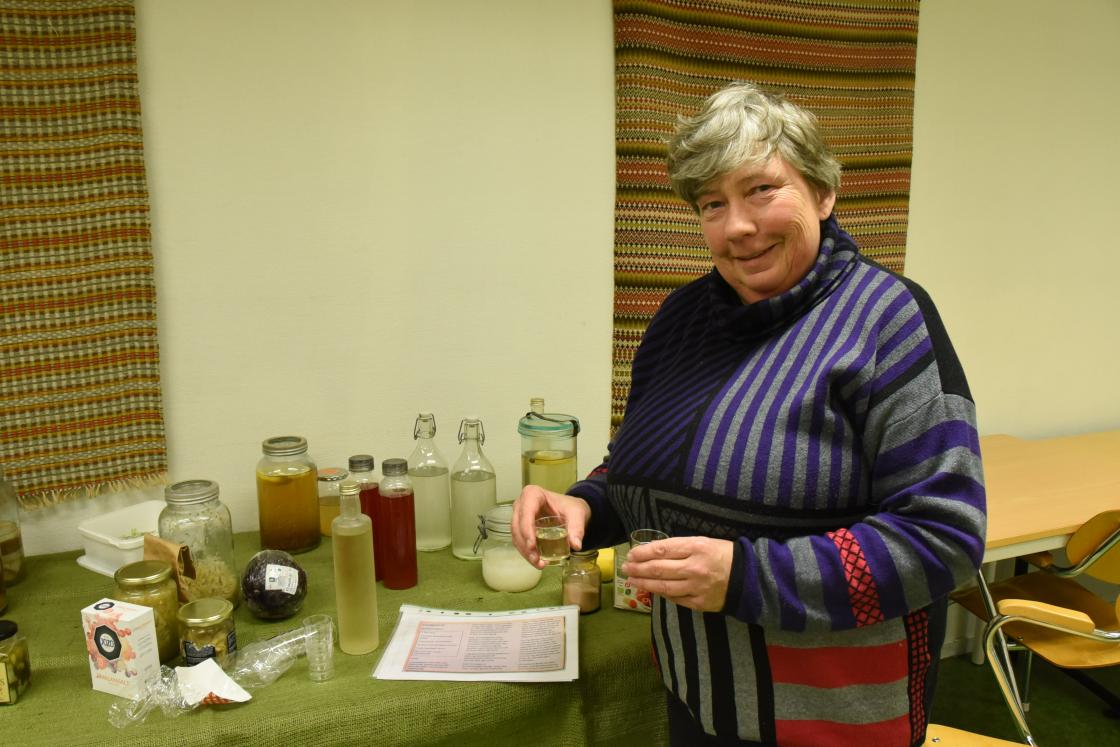 Åse Kristine Guthus i Hillestad Bygdekvinnelag serverer de fermenterte drikkene vannkefir og kombucha. Oppskriftene finner du i Bygdekvinner. Foto: Helle Cecilie Berger.