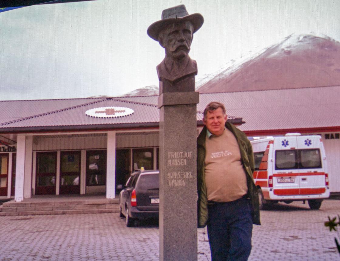 Eivind Luthen ved Fridtjof Nansens byste, ved Røde kors senteret