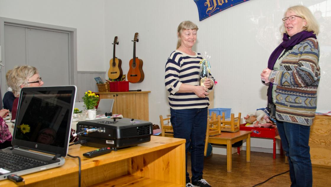 Marit Samland takker Unni Ottesen for &amp;quot;reisen til Armenia&amp;quot;