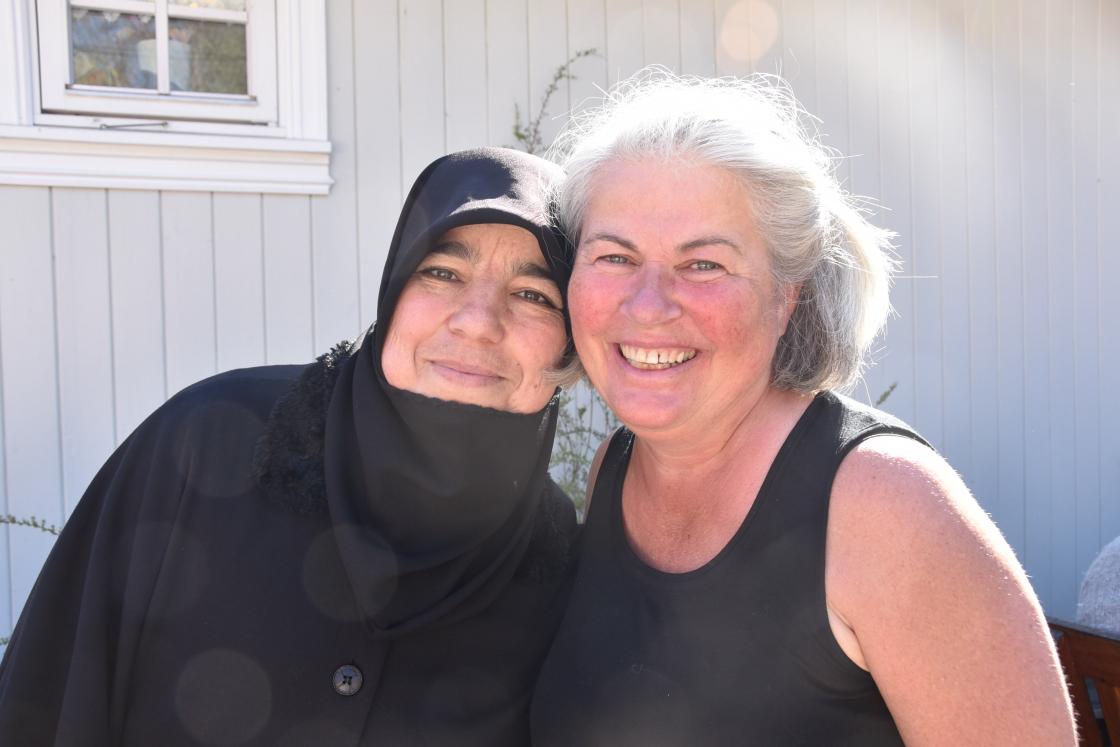 I KvinnerUT har vi hele tiden sterke møter med kvinner fra hele verden. Et eksempel er gårdsbesøk med elever ved introduksjonskurset for nyankomne innvandrere, som Asker Bygdekvinnelag arrangerte. Foto: Helle Cecilie Berger.