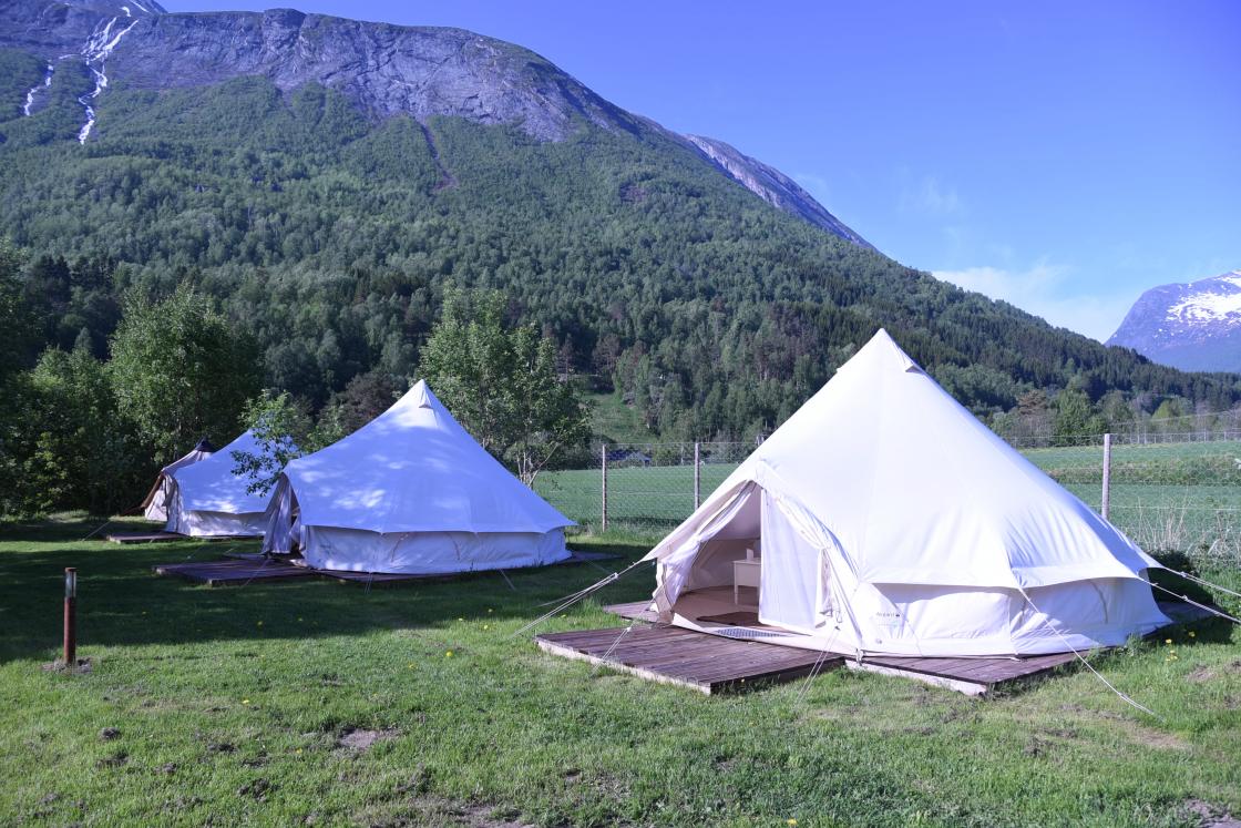 Glamping er ei samanfletting av orda glamorøs og camping. Ideen er at du får ei naturoppleving i bohemske telt, med god seng og varm dyne, lenestol og stearinlys. Foto: Helle Cecilie Berger.