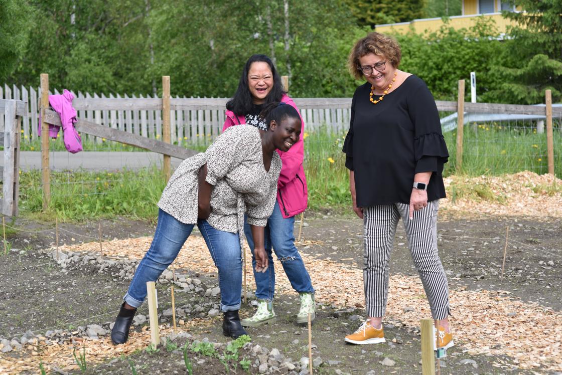Dina fra Kongo viser statsråden parsellen sin. Foto: Helle Cecilie Berger.