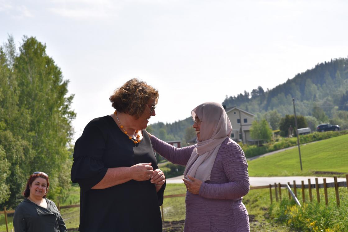 Olaug og Neima Adel hadde en god prat på Bæta&amp;#039;n. Foto: Helle Cecilie Berger.