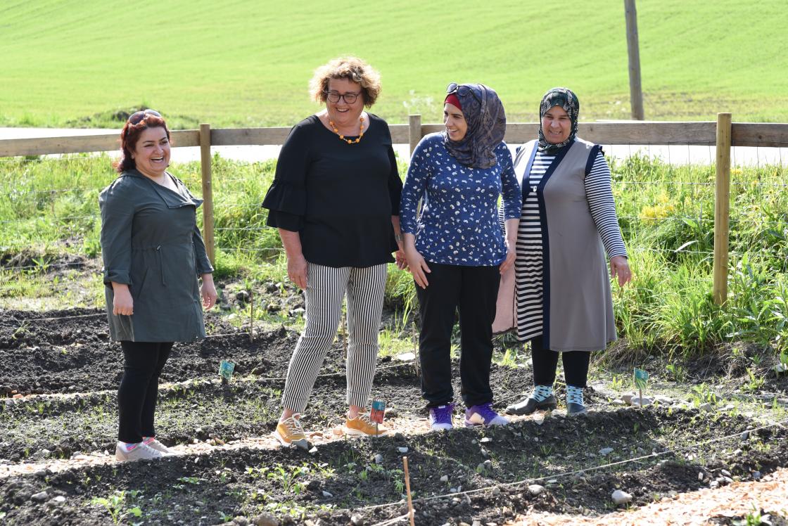 Nabila forteller om sin parsell. Foto: Helle Cecilie Berger.