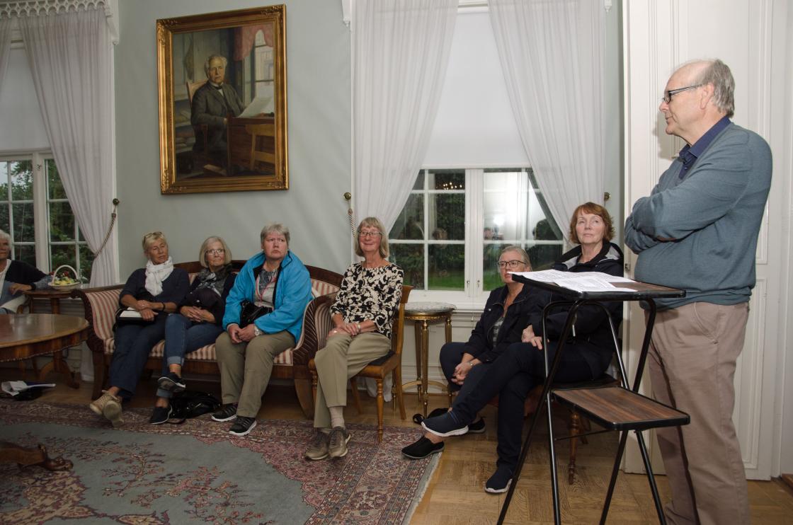 Tor Inge Moseid forteller historien om Løkken Gård