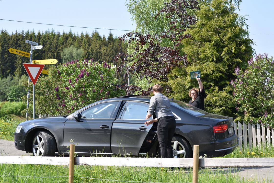 - Jeg skulle gjerne vært med og lukt, sa en ivrig Olaug Bollestad. Men så har statsråder tette timeplaner og hun måtte dra videre. Foto: Helle Cecilie Berger.