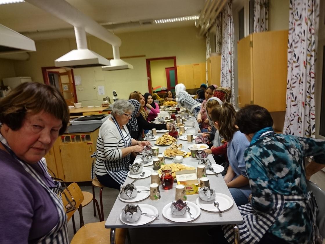 Trivelig bordsete med kakesmaking