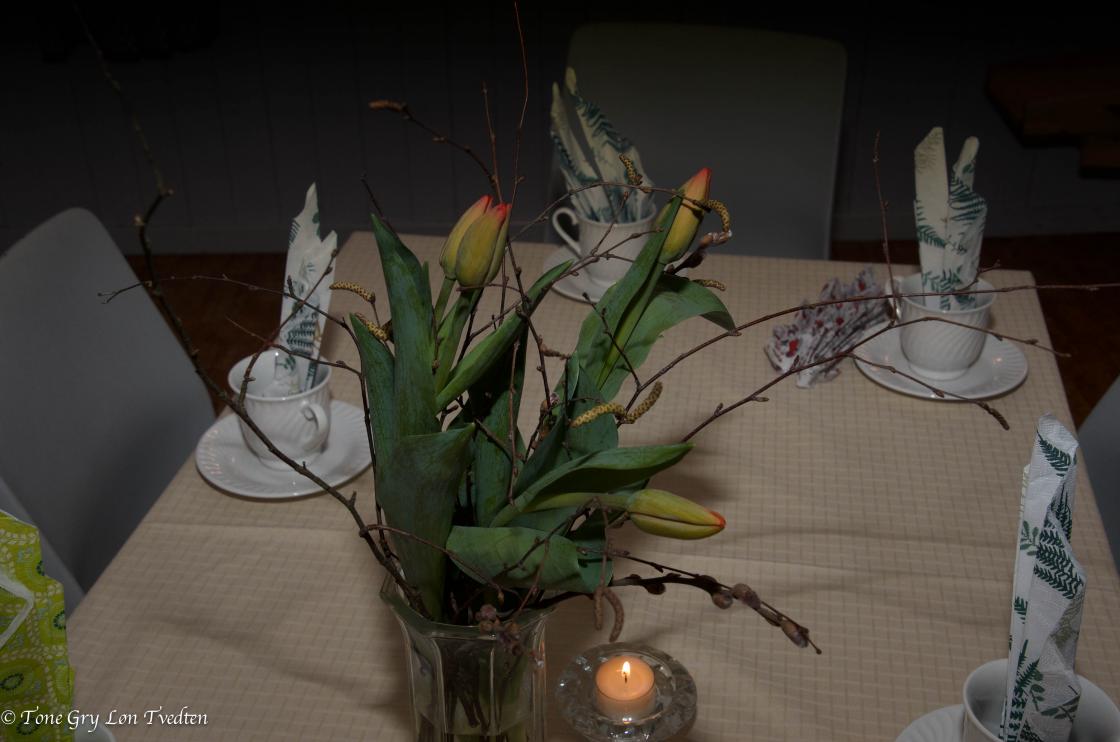 Vakkert vårpynta bord