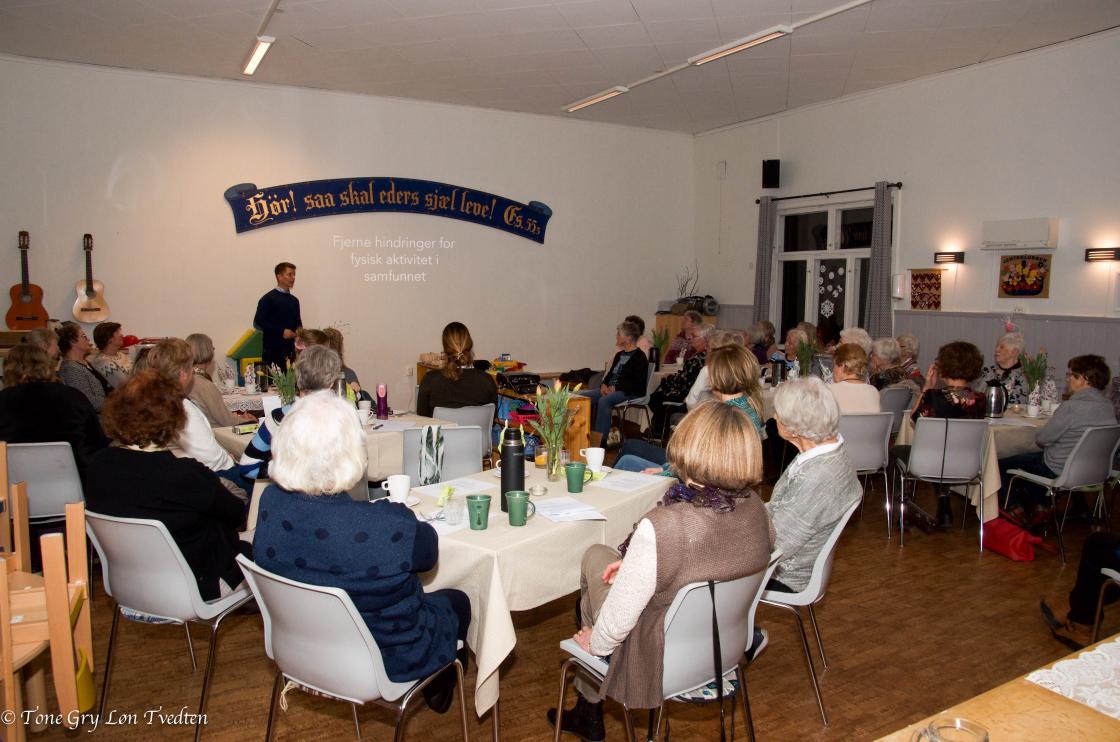 Lydhøre bygdedamer, lytter til lege Ole Petter Hjelle