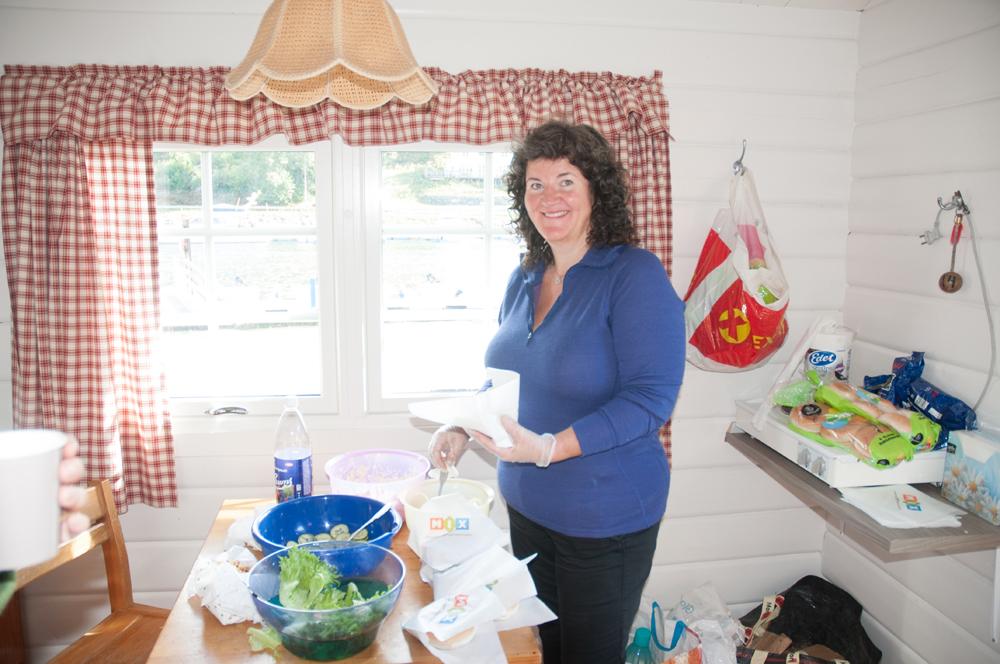 Ingunn i farta for å ordne  fiskeburger.