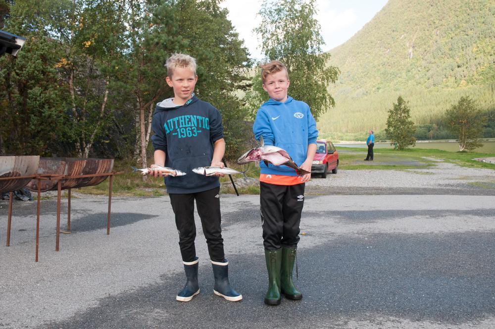 To lykkelige gutter med fisk