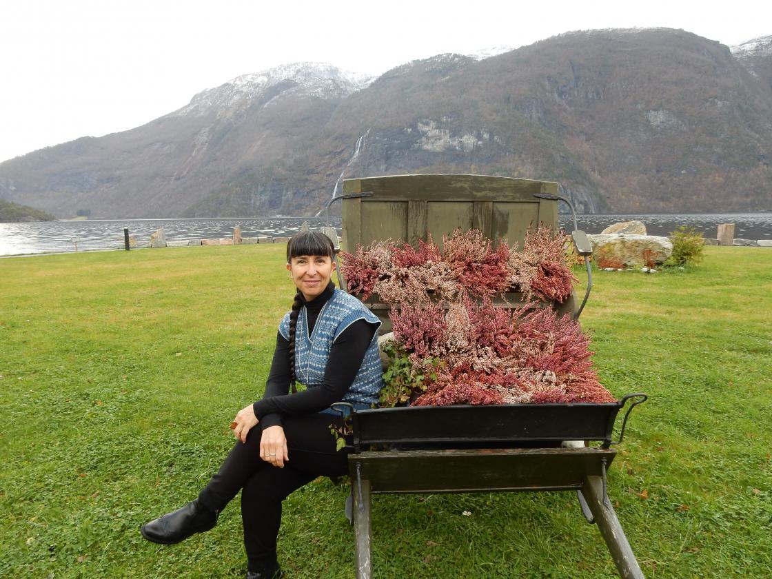 Sosan Asgari Mollestad poserer utanfor Fjordhotellet.