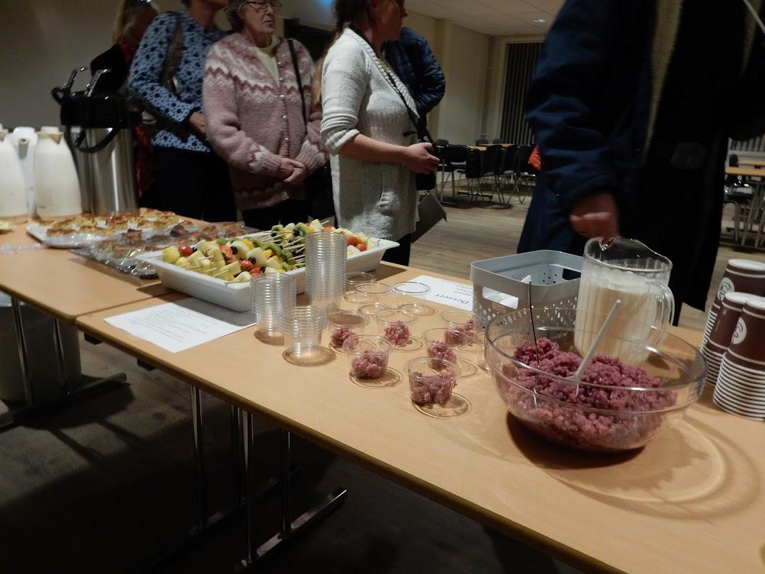 Desserten var bygg blanda med tyttebær,- og ørlite fløyte på.