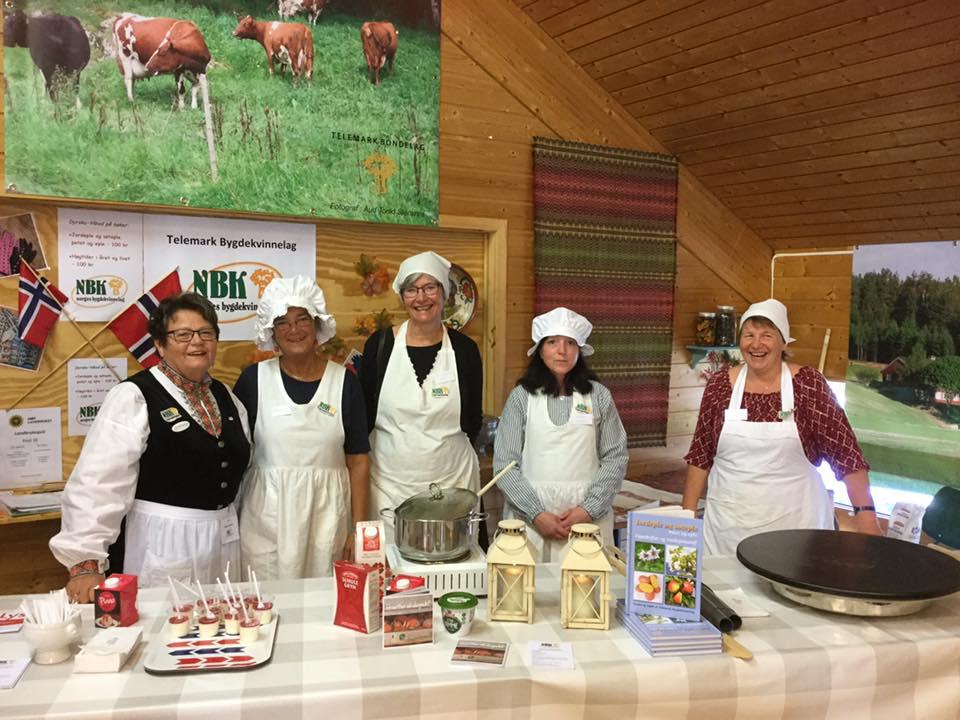 Flotte bygdekvinner i tidsriktige antrekk.