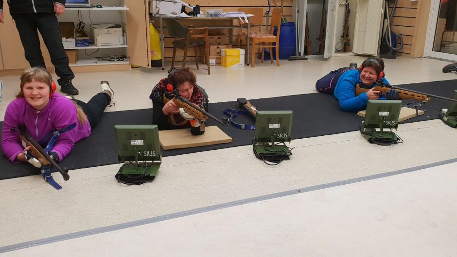 Bygdekvinner i klar oppstilling, forberedt på å skyte. Foto: Eidsbygda Bygdekvinnelag