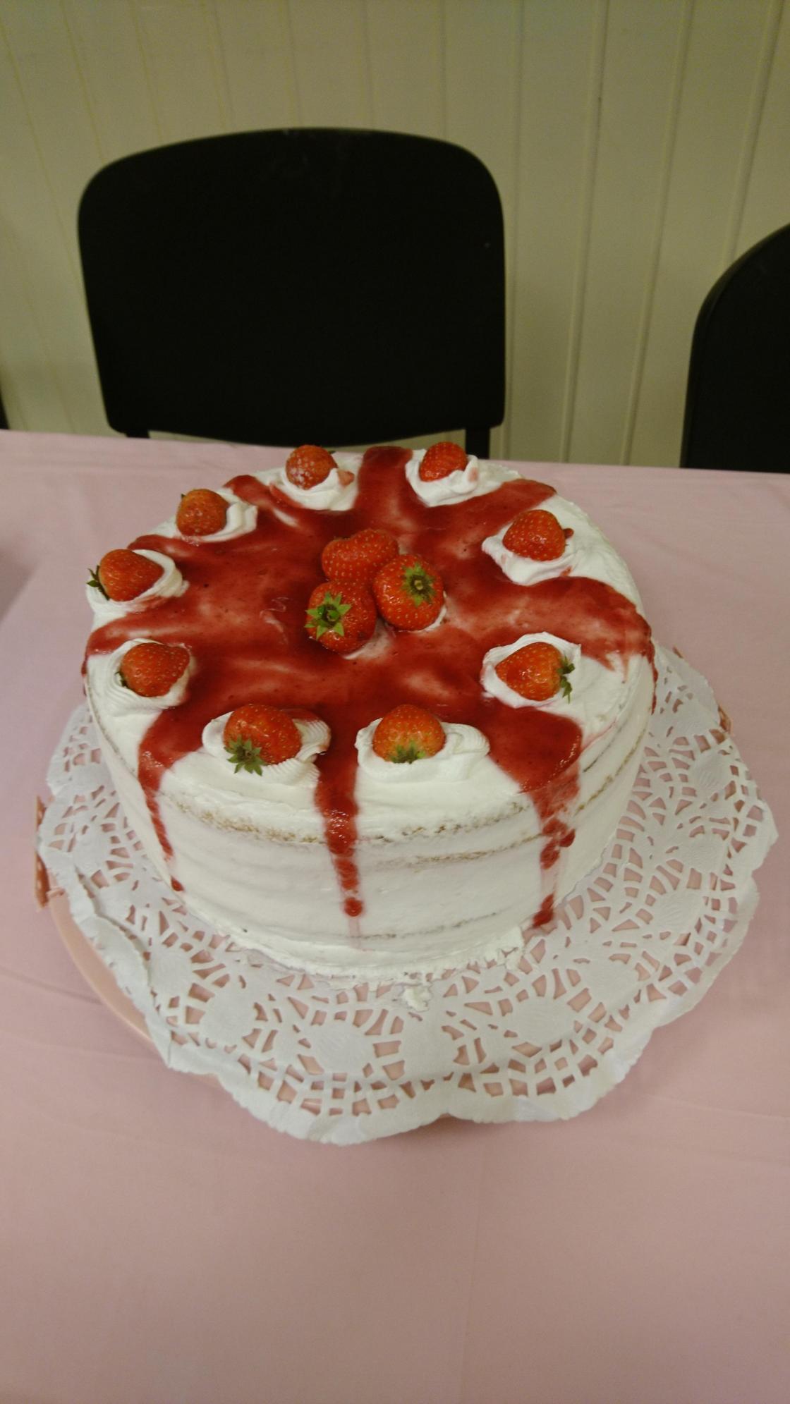 Flinke Rasha hadde med seg heimebakte kaker til bakekvelden i desember.