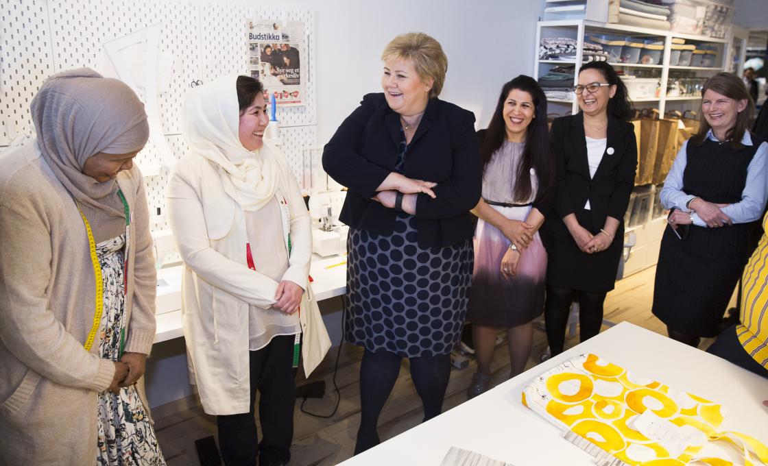 Statsminister Erna Solberg besøkte syerne i Sisters in Business på kvinnedagen 8. mars. Foto: Ingar Sørensen