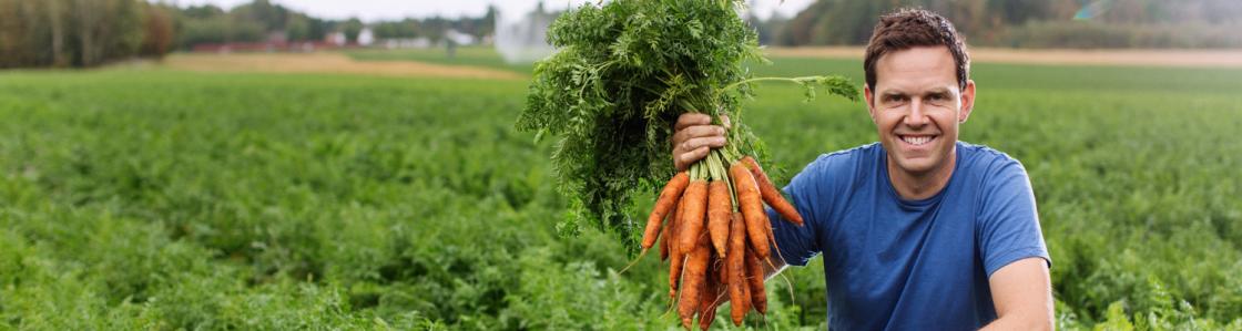 Det kan ta kun tre timer fra produsent av fryste grønnsaker, Bernt Freberg, høster gulrøtter på jordene på Nøtterøy til de er fryst ned hos Findus i Tønsberg. Foto: Bernt Freberg.