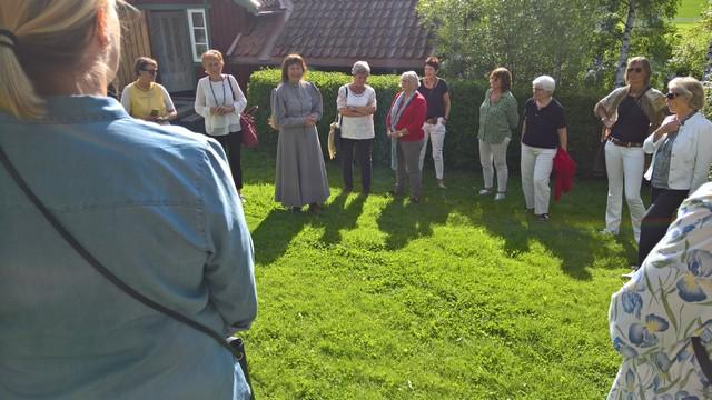 Engasjerte bygdekvinner lytter til Helen.