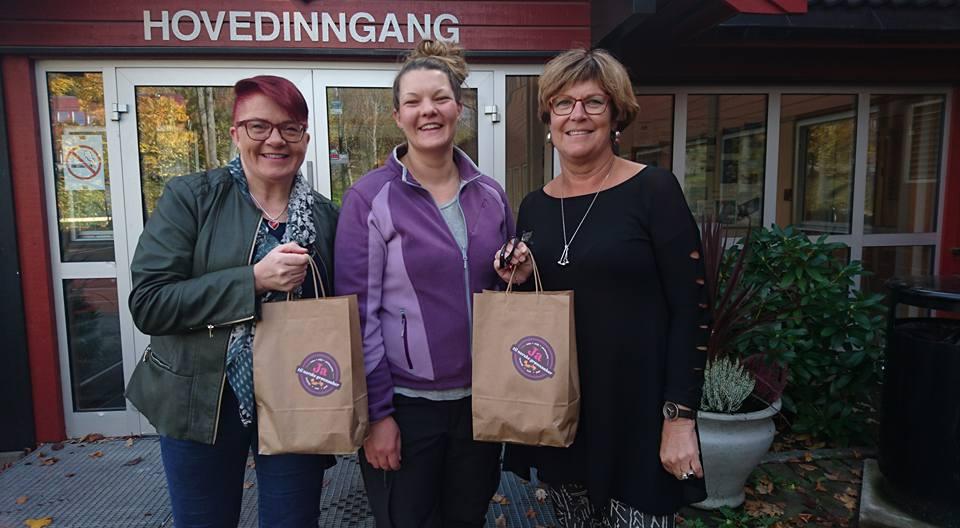 Frogn Bygdekvinnelag med pose til varaordføraren til venstre.