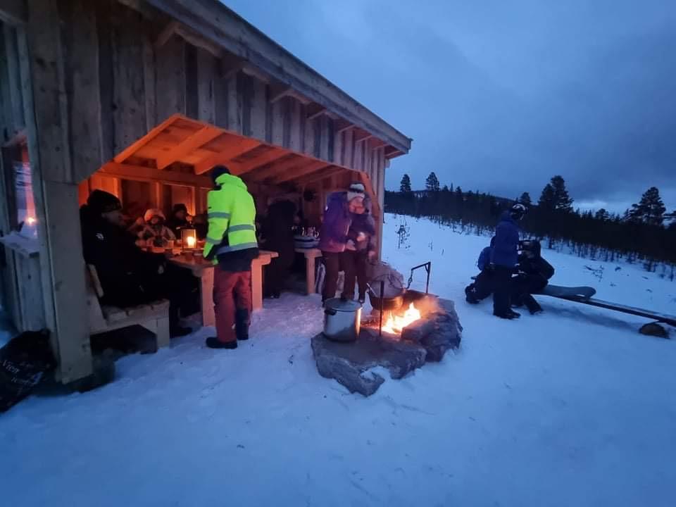 Folket koser seg i gapahuken