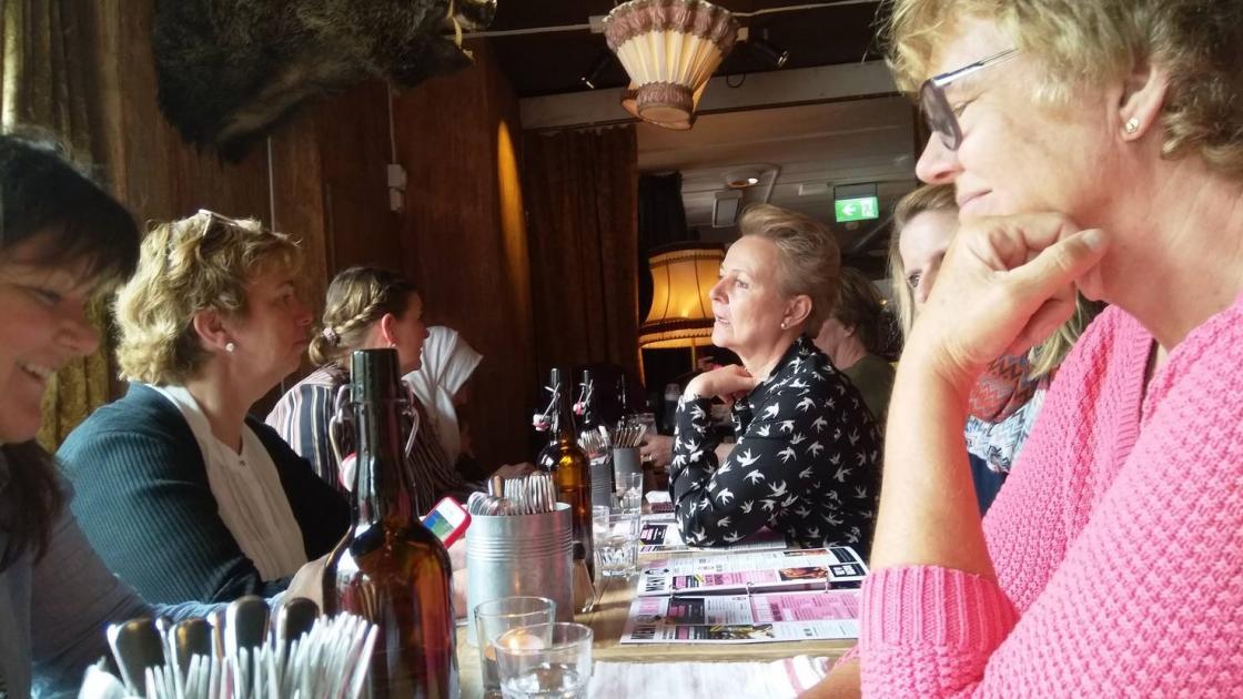 Praten går mens vi venter