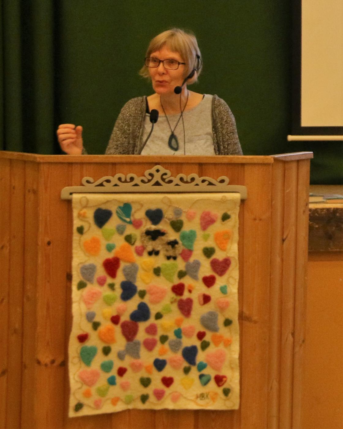 Gro Hagen Urheim forteller om ville vekster. Foto: Bjørg Strømme.