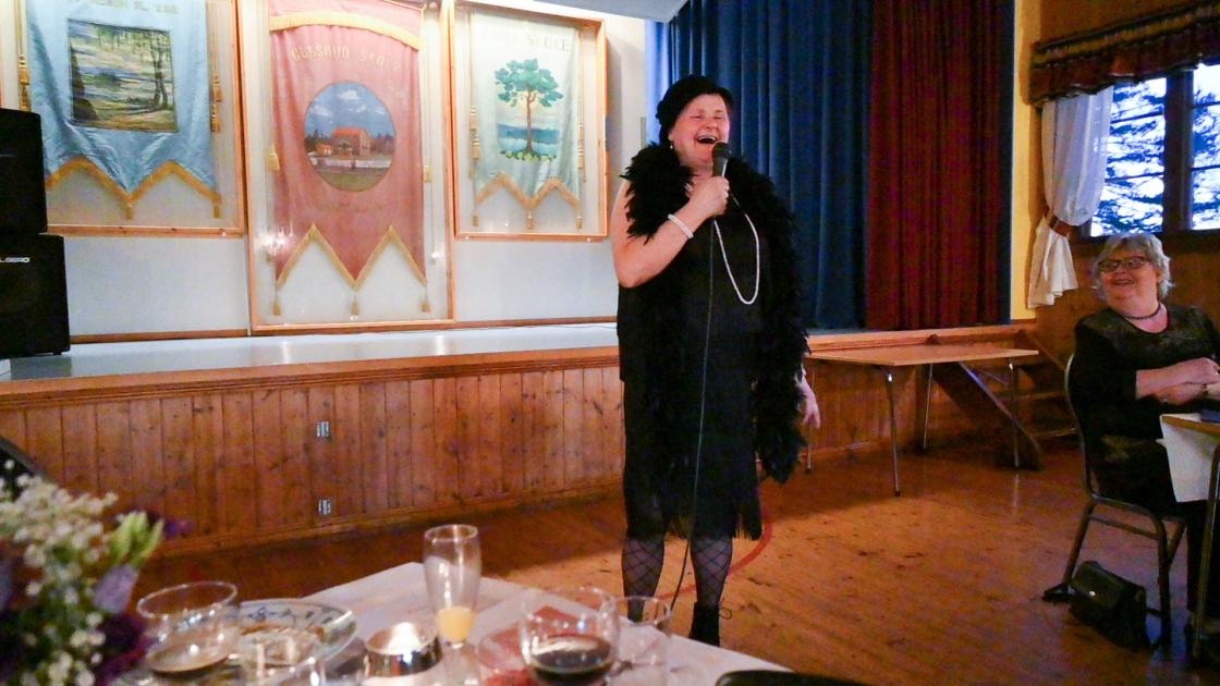 Dagens leder iført charlstonkjole og boa